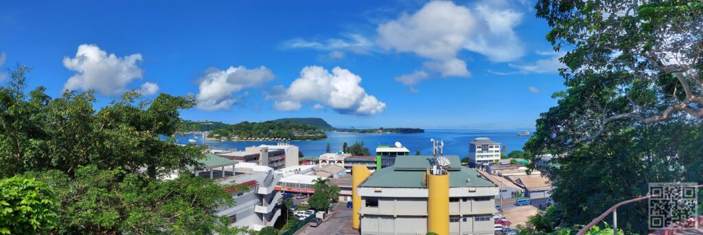 Vue de la baie depuis un banc public dans les hauteurs de Port-Vila, Vanuatu